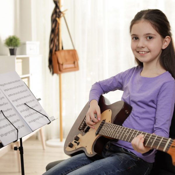 Kind kann Melodien und Akkorde spielen